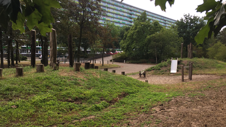 Speeltoestellen zoals glijbaan in een park voor de L-flat in Vollenhove