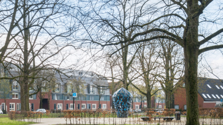 Park nabij Van Lennepplein met in het midden een kunstwerk