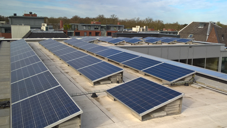 Tientallen zonnepanelen gelegen op het dak van een bedrijf